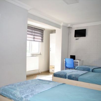  Staying at a dormitory or staying at home?